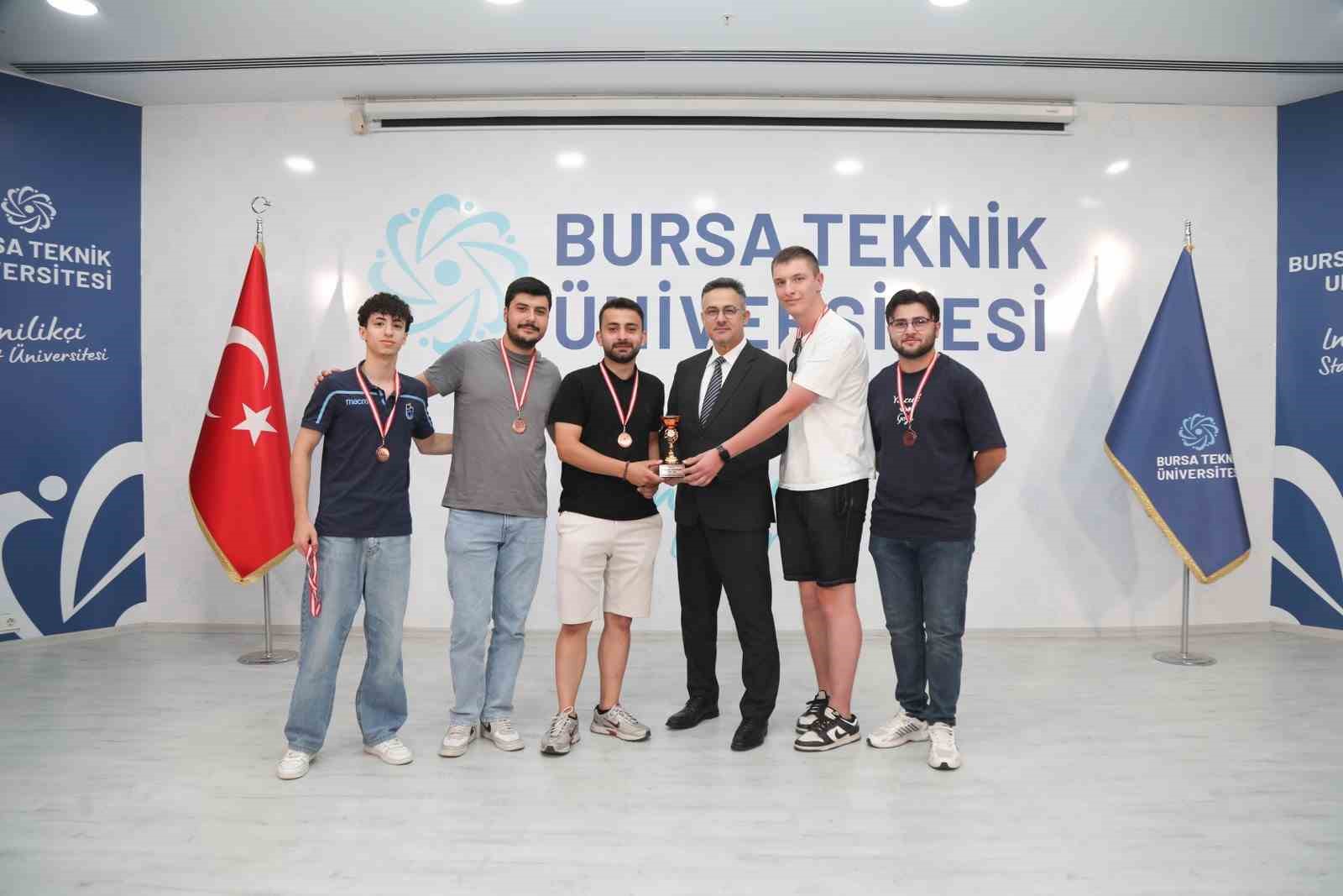 12. Rektörlük ve Gençlik Kupası’nda ödüller sahiplerini buldu
