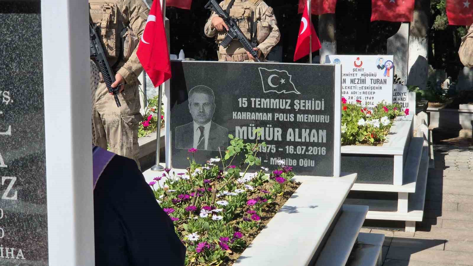 15 Temmuz şehidi Münür Alkan kabri başında anıldı
