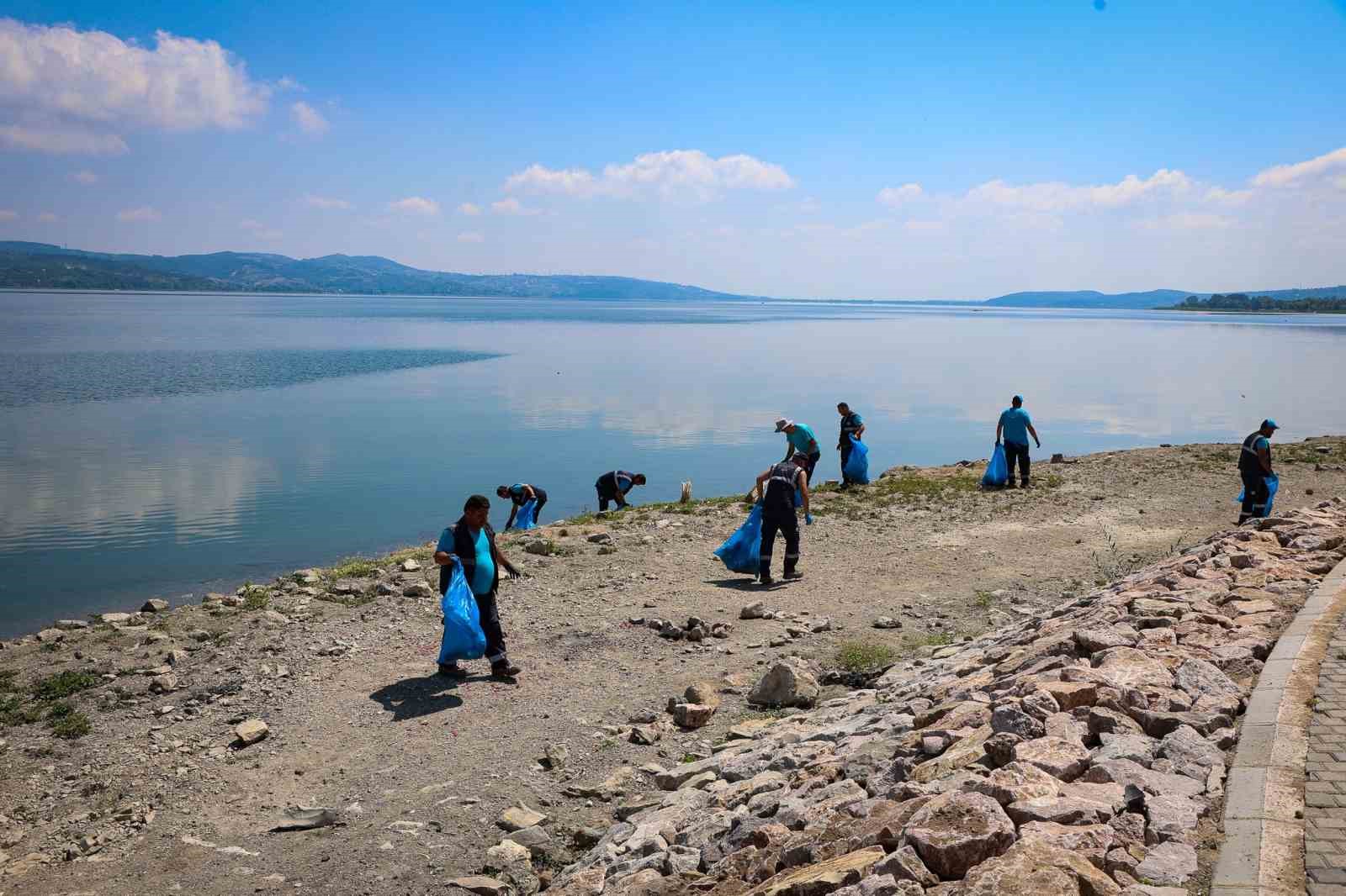 200 personel ve 23 araç sahadaydı: SASKİ’den Sapanca Gölü havzasında dev temizlik
