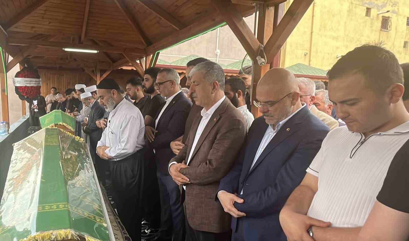 3 ay sonra düğünü olacaktı: Baba ve oğul gözyaşlarıyla son yolculuğuna uğurlandı
