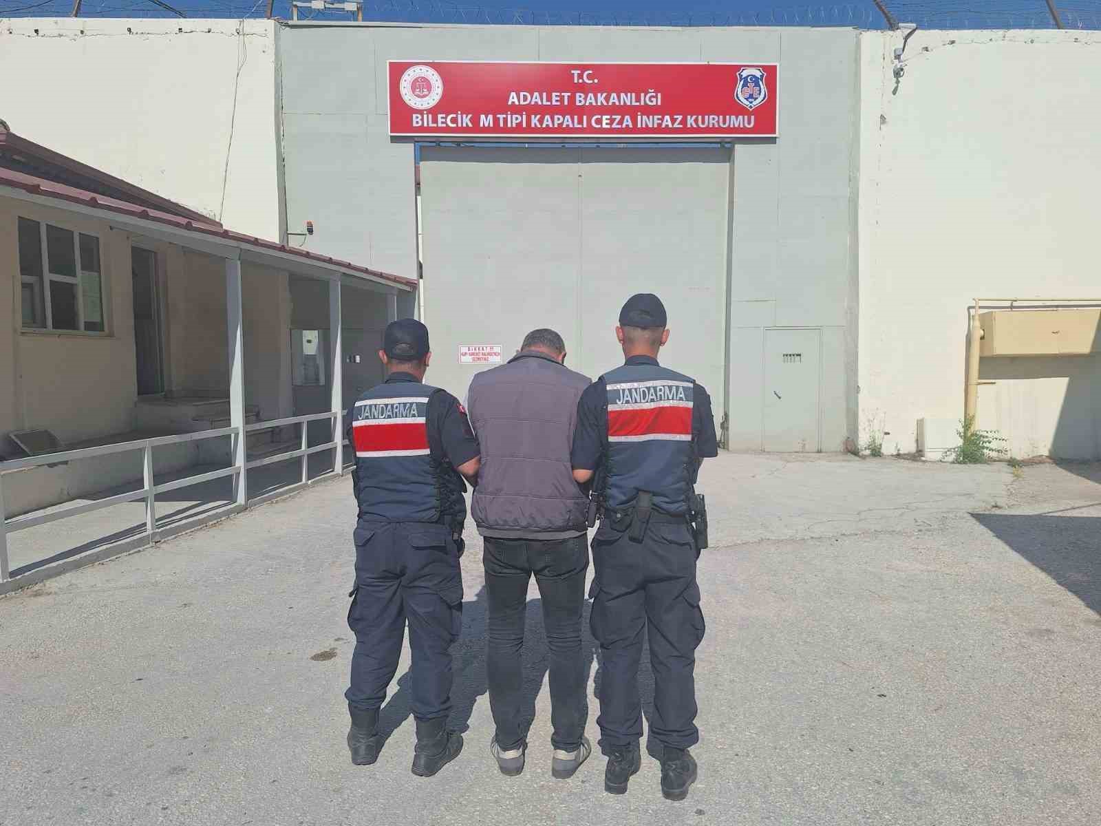 3 yıl 1 ay 15 gün hapis cezasıyla aranan şahıs jandarmadan kaçamadı
