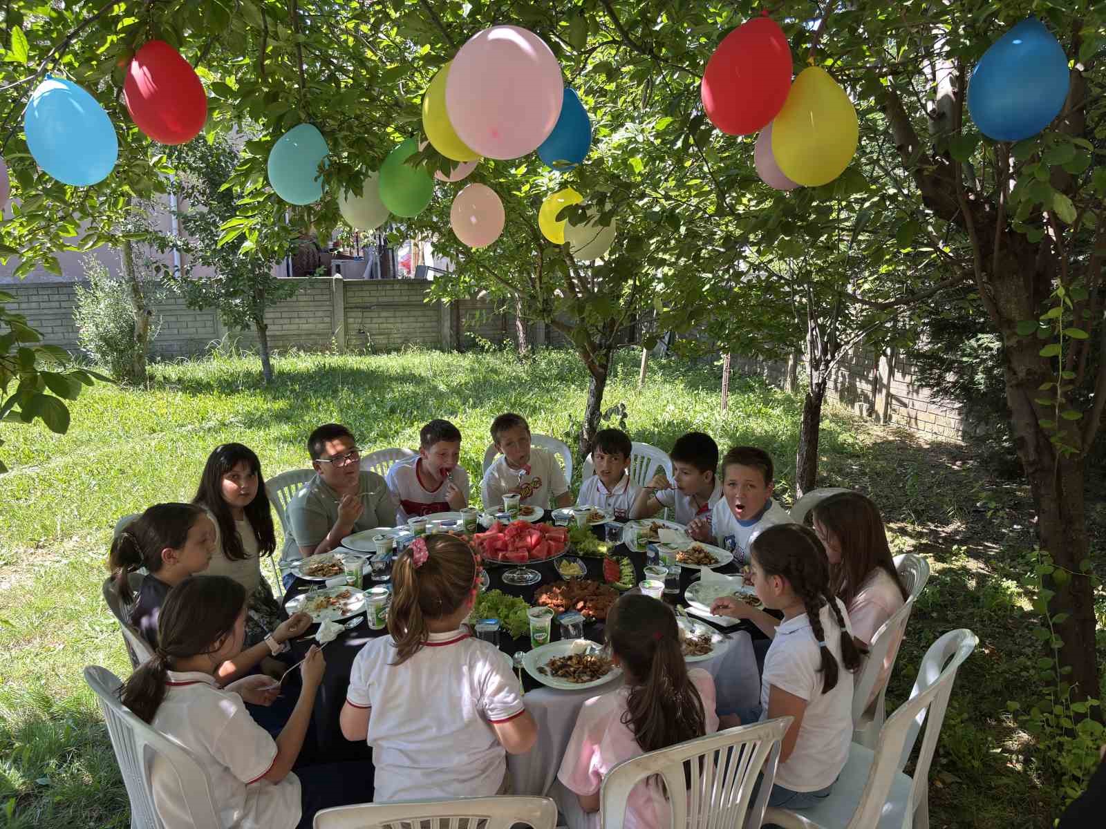 3 yıldır öğrencilere bahçesini açan çift, bu yıl da geleneği bozmadı
