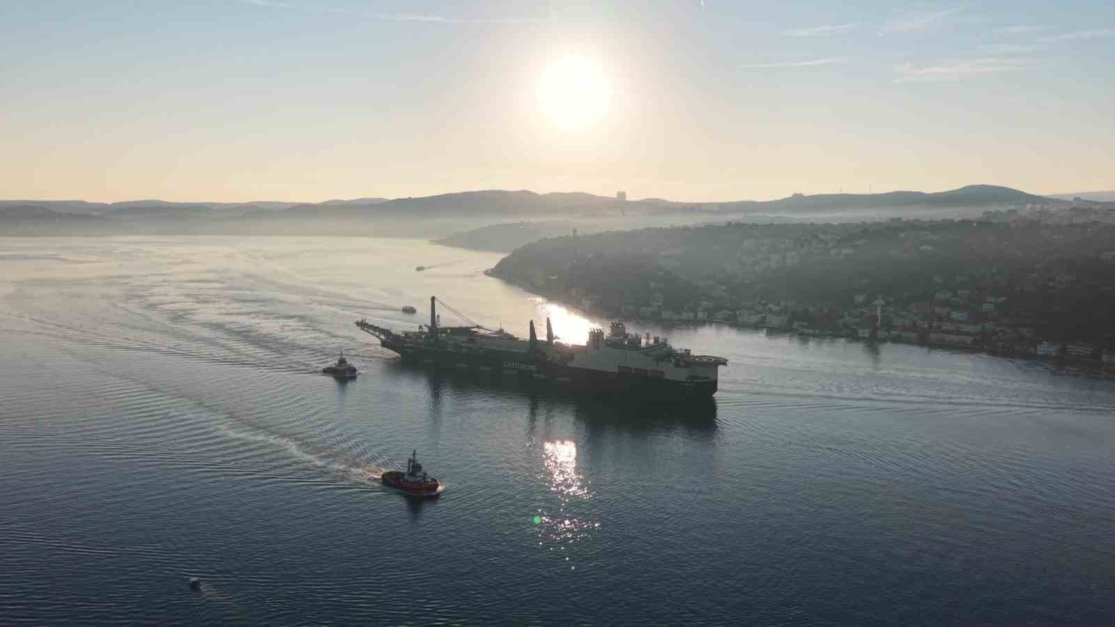 325 metrelik dev boru döşeme gemisi İstanbul Boğazı’ndan geçiş yaptı
