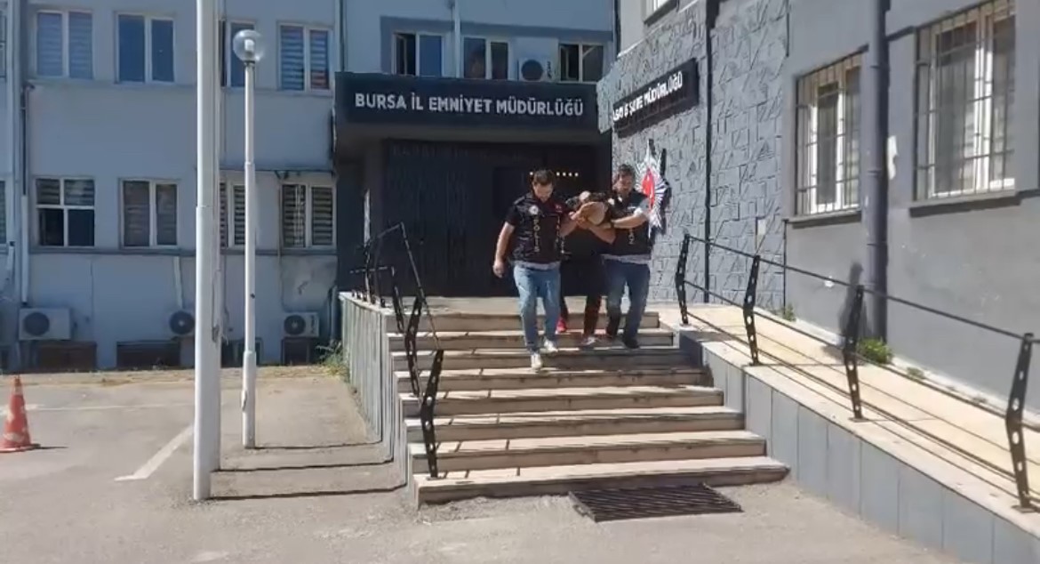 33 yıl hapis cezasıyla aranıyordu, polisten kurtulmak için kayısı topluyormuş gibi yaptı
