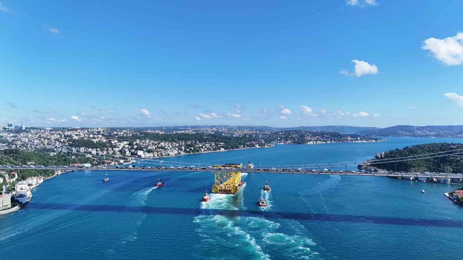 350 metrelik sondaj platformu iskelesi dron ile görüntülendi
