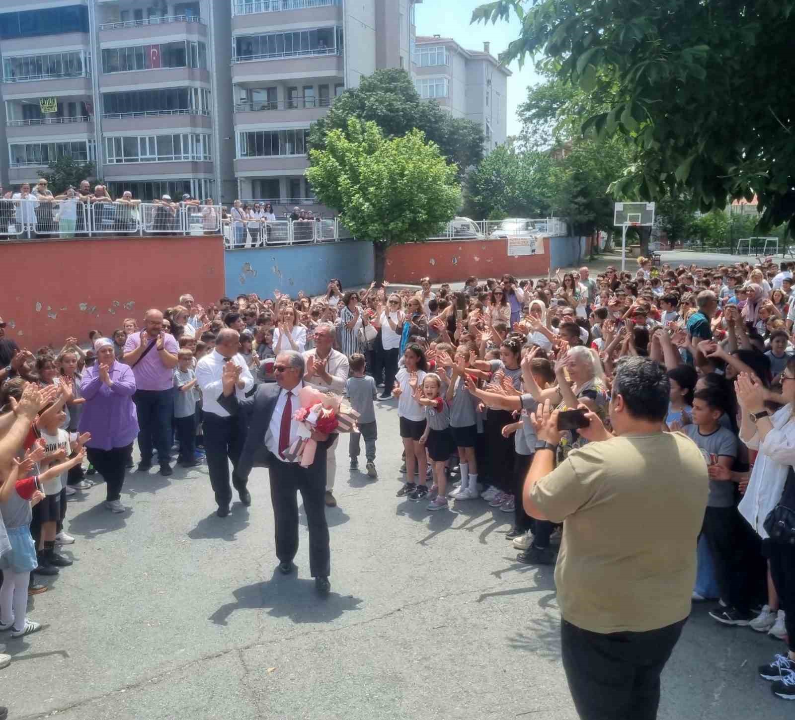 44 Yıllık eğitime adanmış bir hayat: Okul müdürü gözyaşları arasında emekliye ayrıldı
