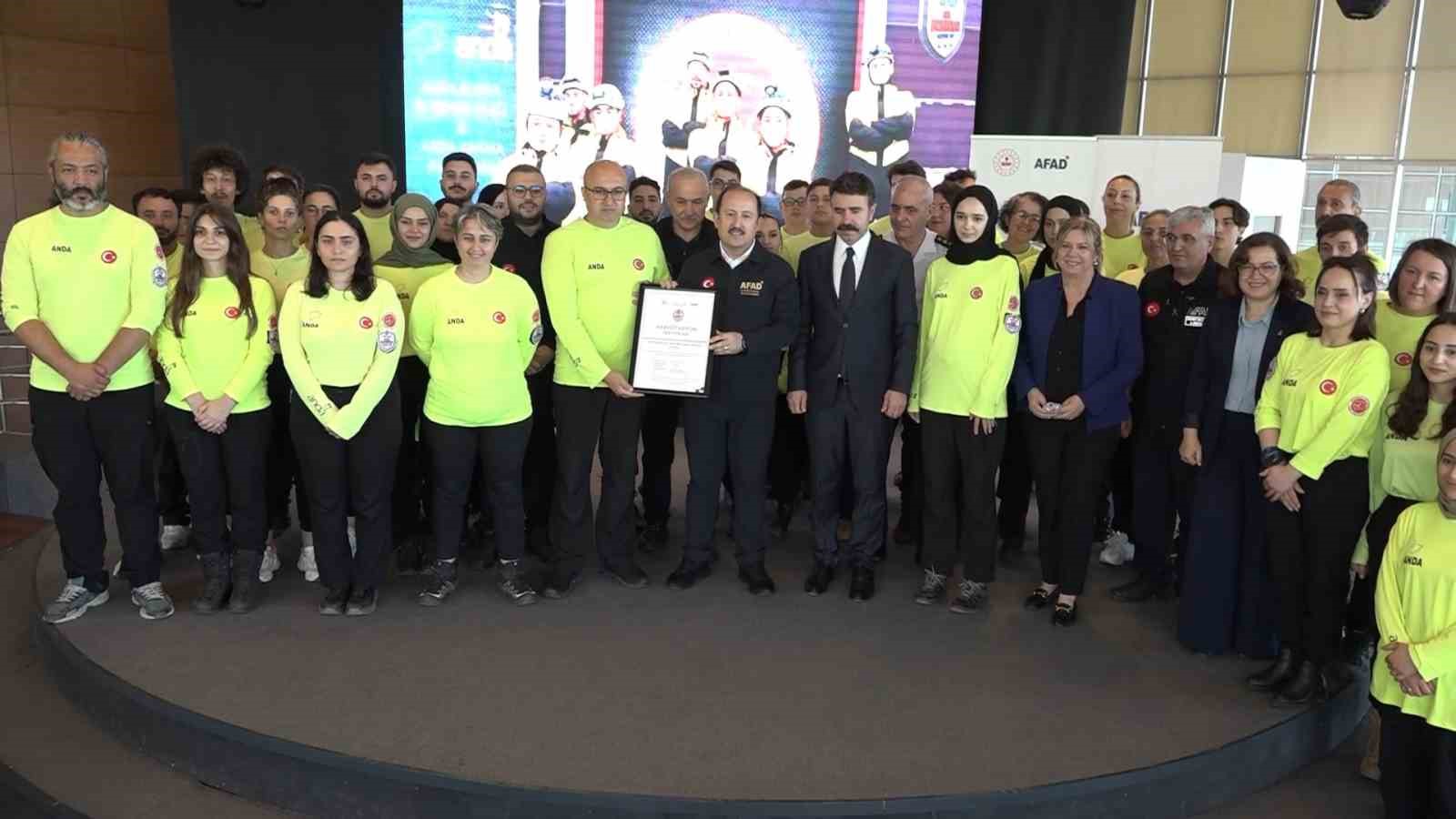 AFAD gönüllüleri, armalarını aldı
