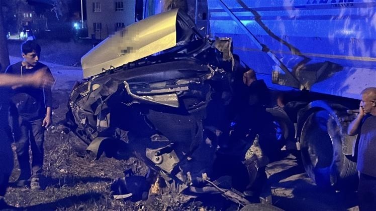 Ağaca çarpan otomobil ikiye bölündü, sürücü hafif sıyrıklarla kurtuldu
