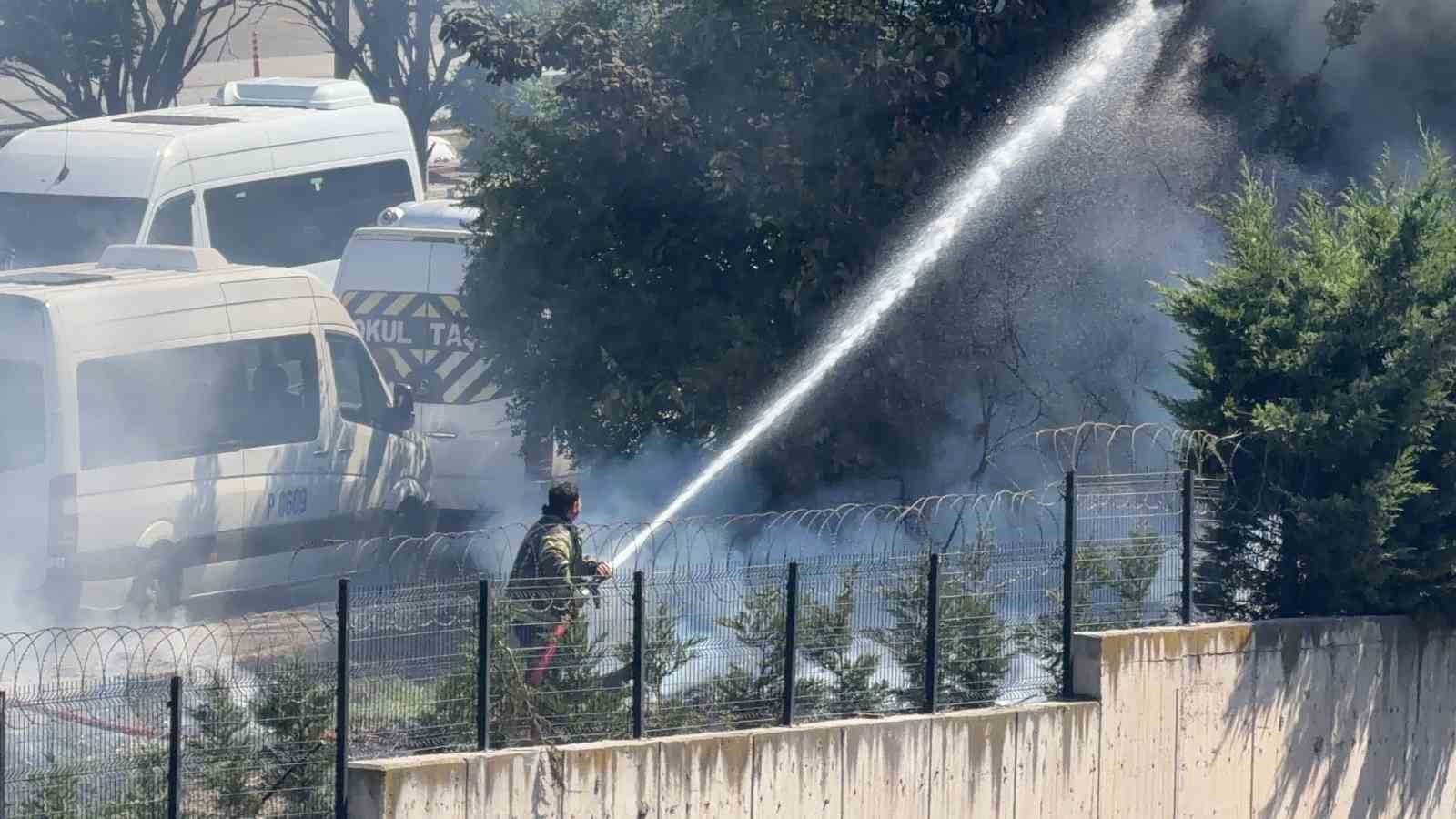 Ağaçlık alanda çıkan yangın büyümeden söndürüldü
