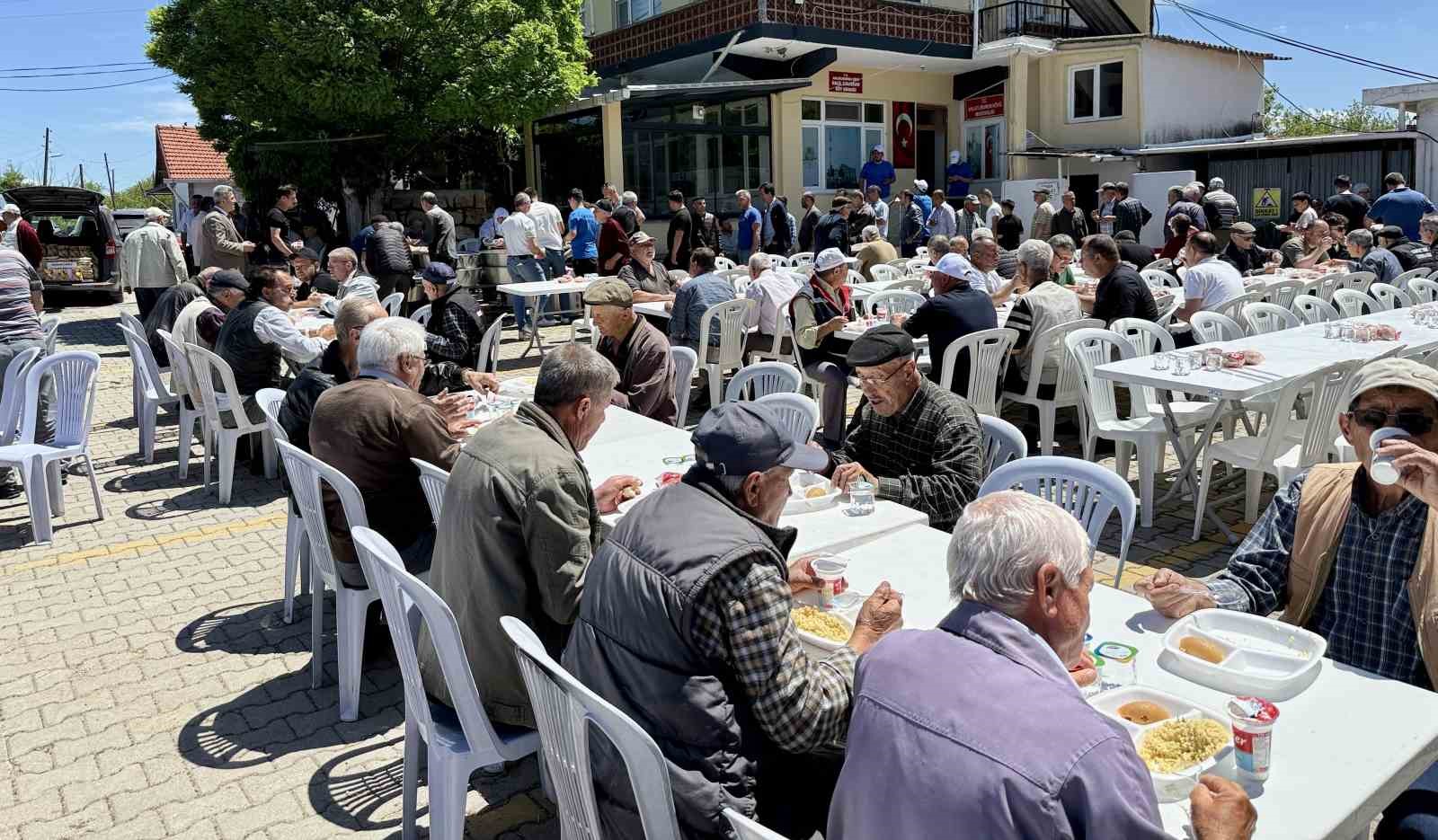 Ahlatlıburun köyünde geleneksel köy hayrı düzenlendi
