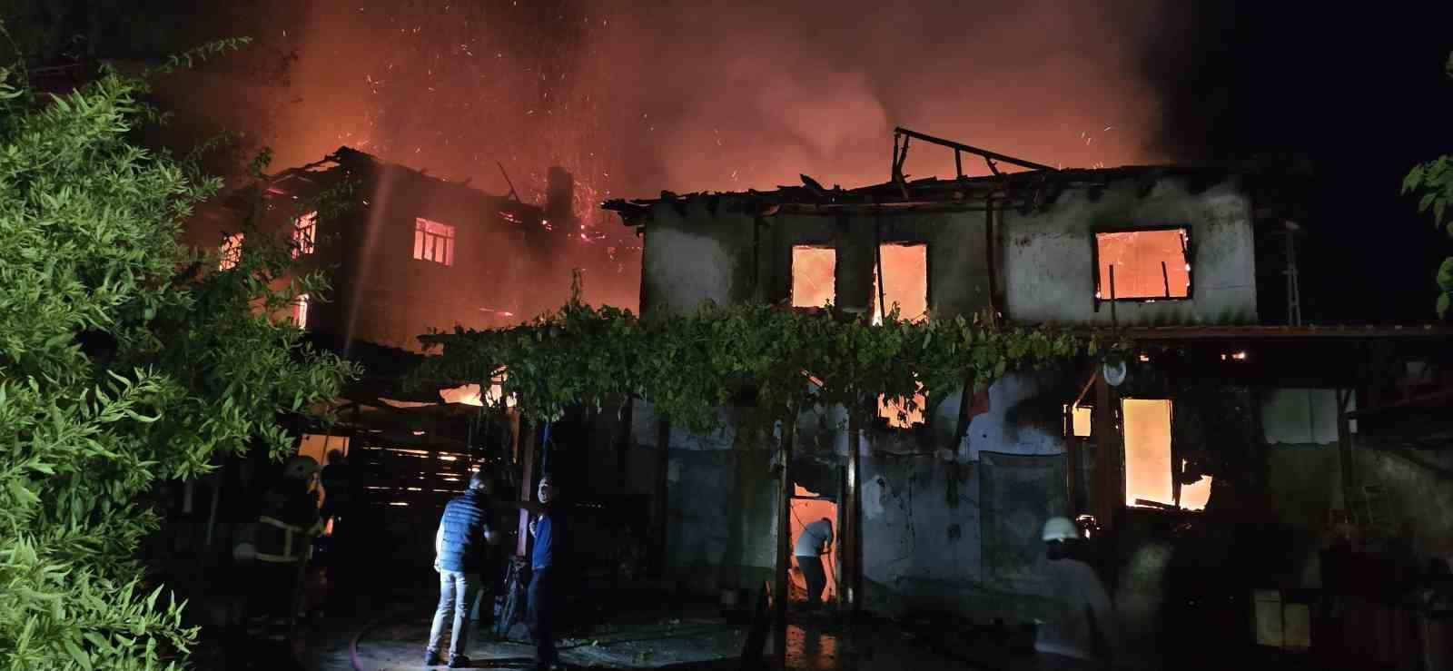 Ahşap evde çıkan yangın yanındaki diğer ahşap eve de sıçradı
