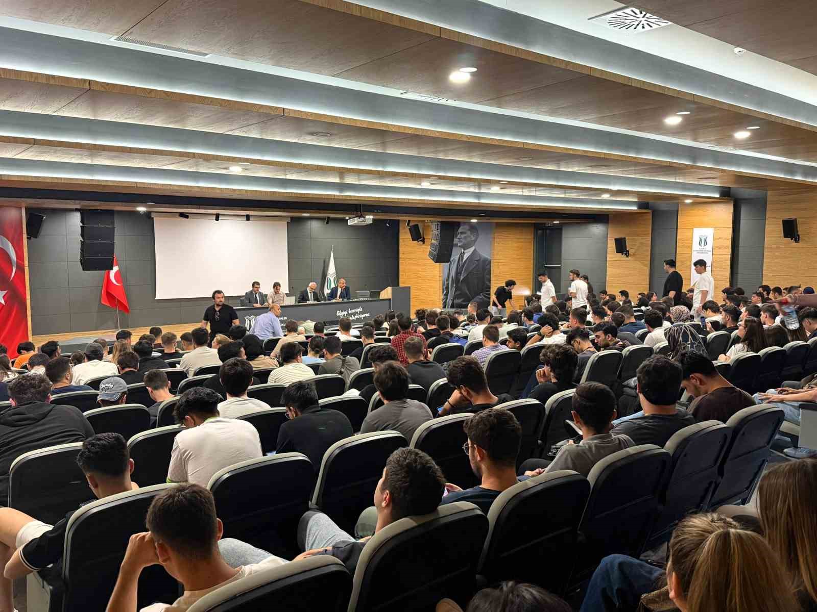 Akademisyenler ve yetkililer öğrenciler için toplandı
