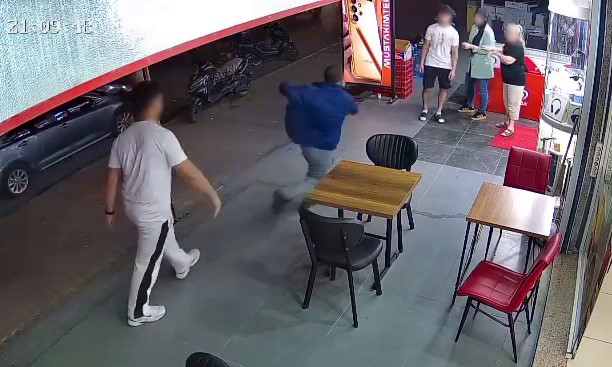 Alkolik adam esnafın korkusu oldu: Bir kadına bıçakla saldırdı, ayağı kayıp yere düştü
