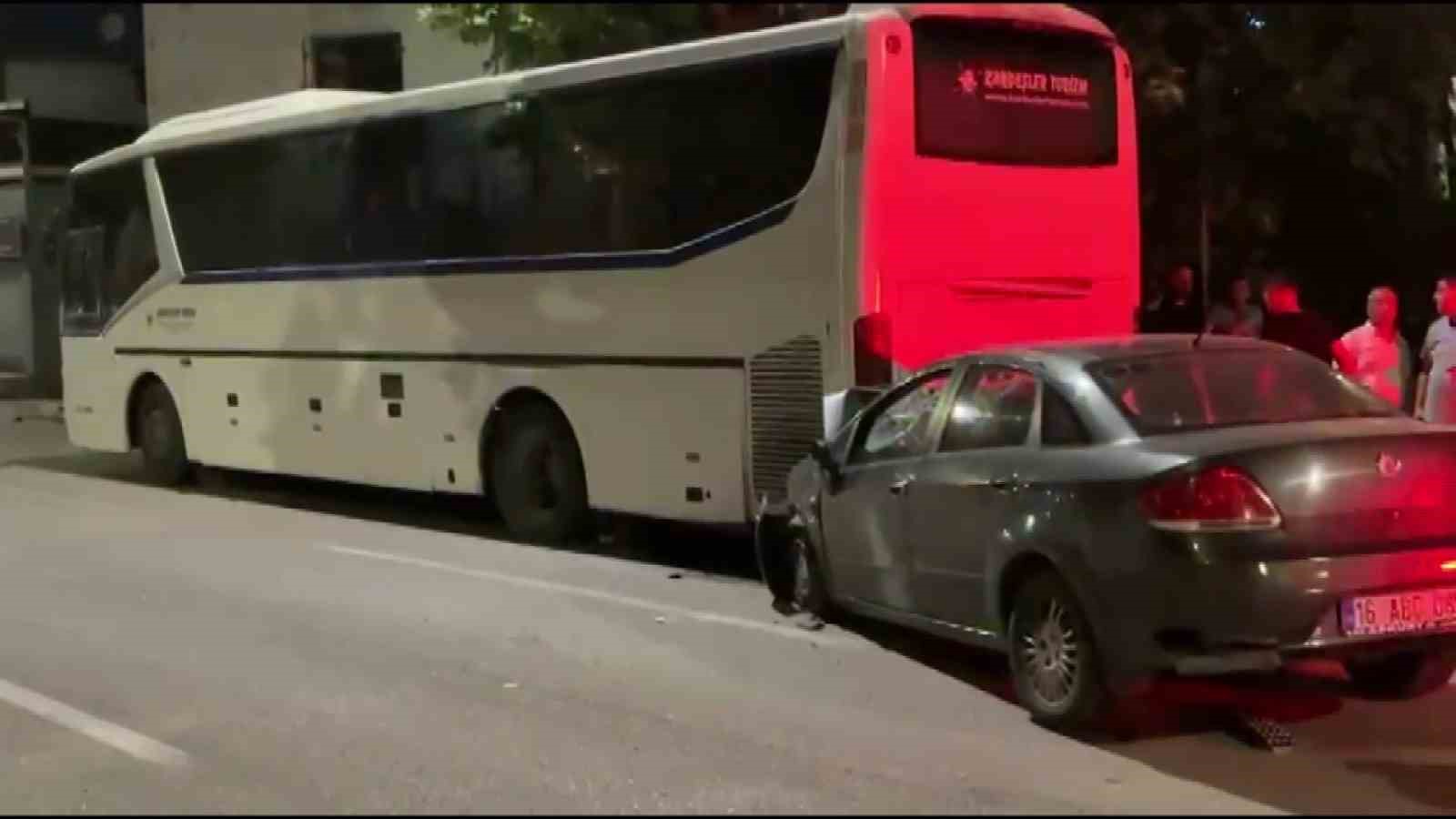 Alkollü sürücü önce duvara sonra otobüse çarptı: 2 ağır yaralı
