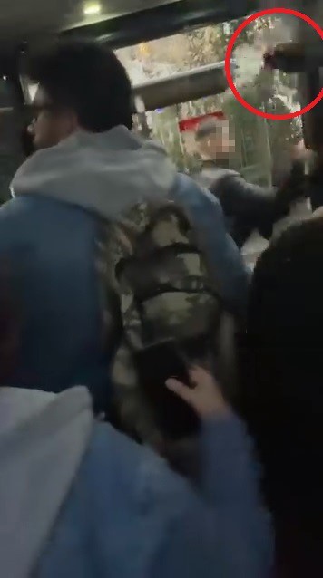 Alkollü yolcu ortalığı birbirine kattı, otobüsün içi savaş alanına döndü

