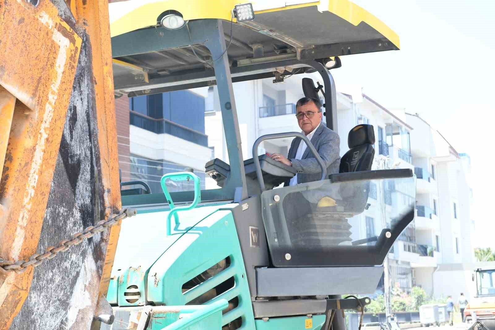Altıeylül’de asfalt mesaisi aralıksız sürüyor
