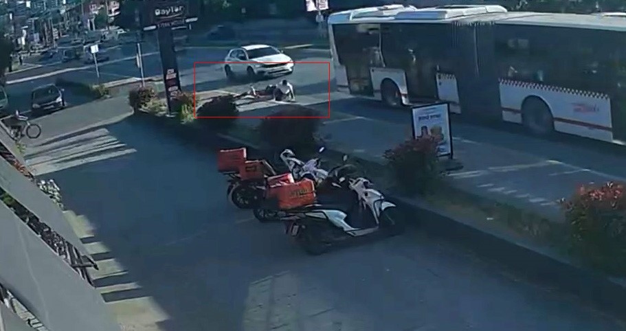 Aniden yola fırlayan bisikletli çocuklar ölümün kıyısından döndü
