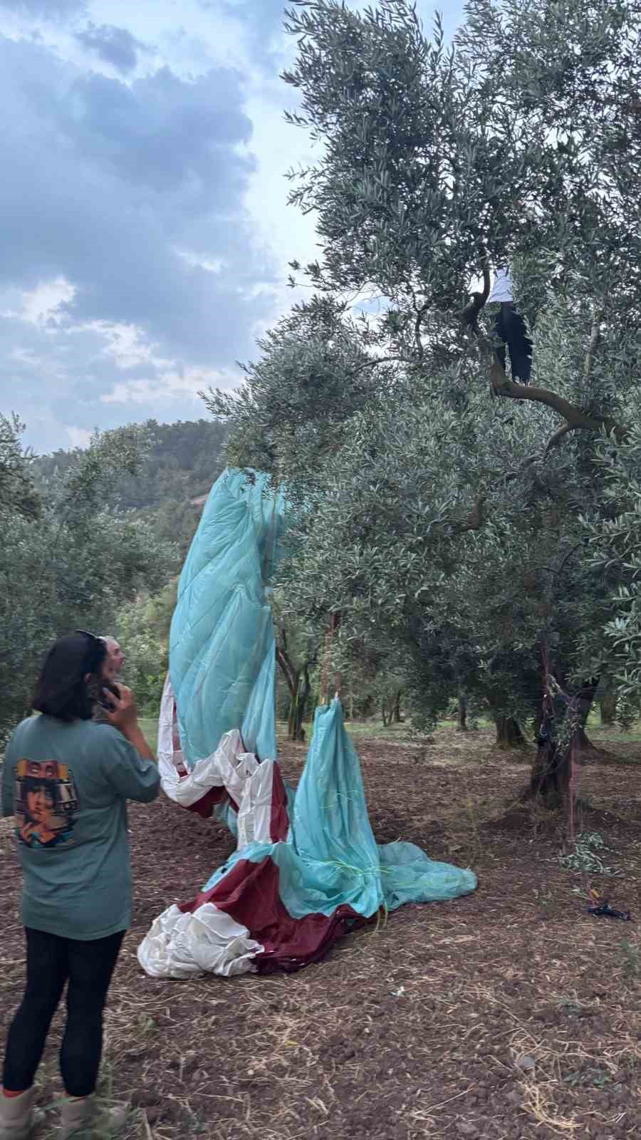 Anlık hava değişimi yamaç paraşütçülerine yaramadı
