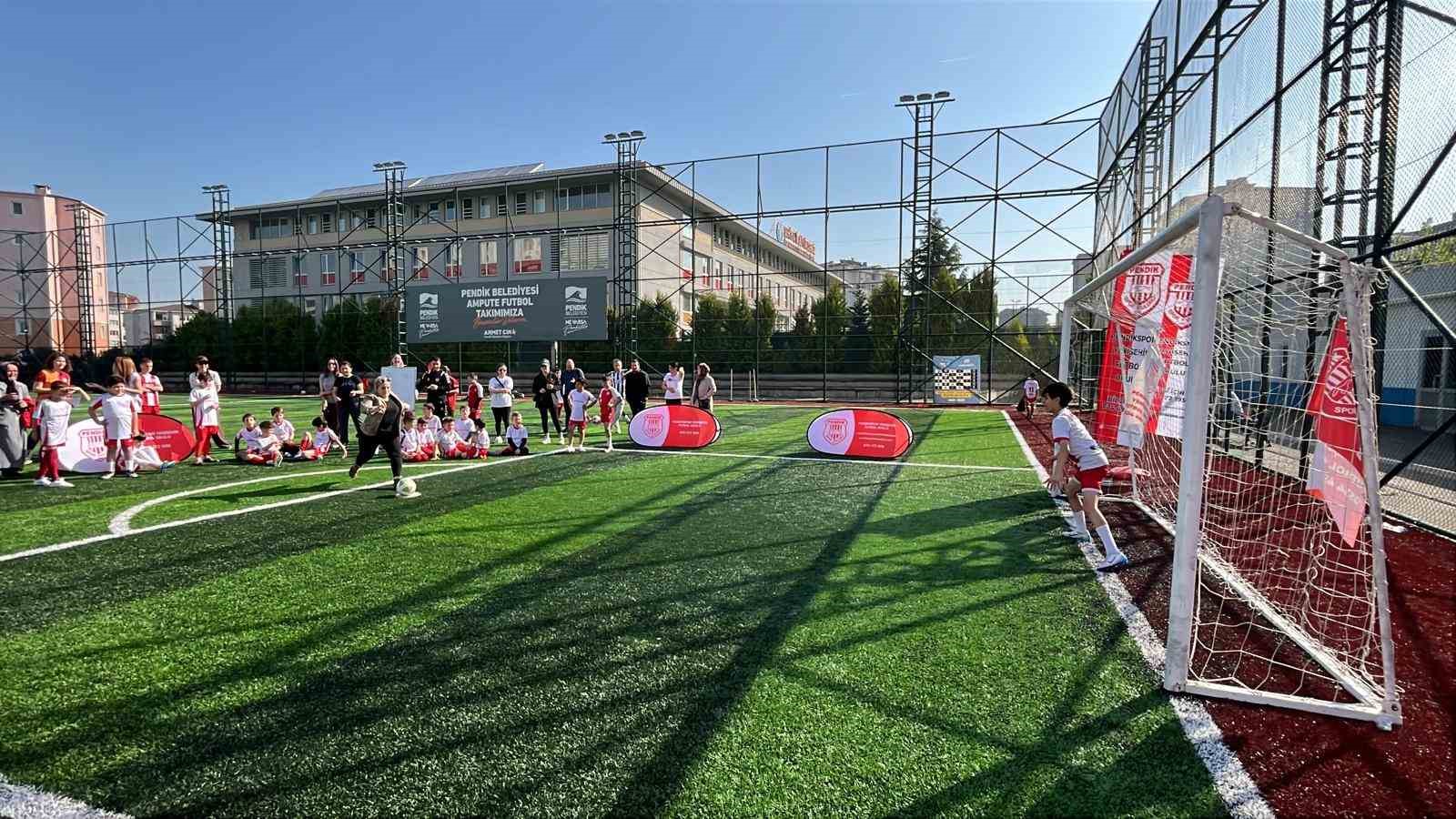 Anneler Günü’nde çocuklarına penaltı attılar
