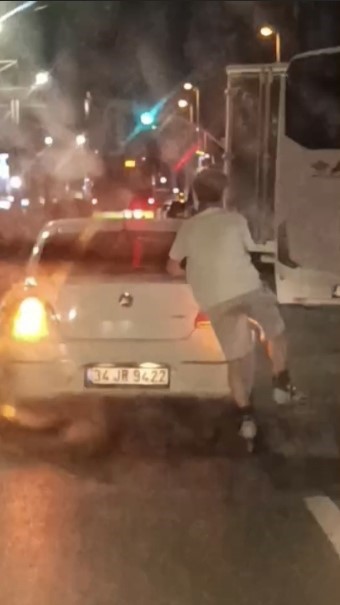 Aracın arkasına tutunarak ilerleyen patenli gencin tehlikeli yolculuğu kameraya yansıdı
