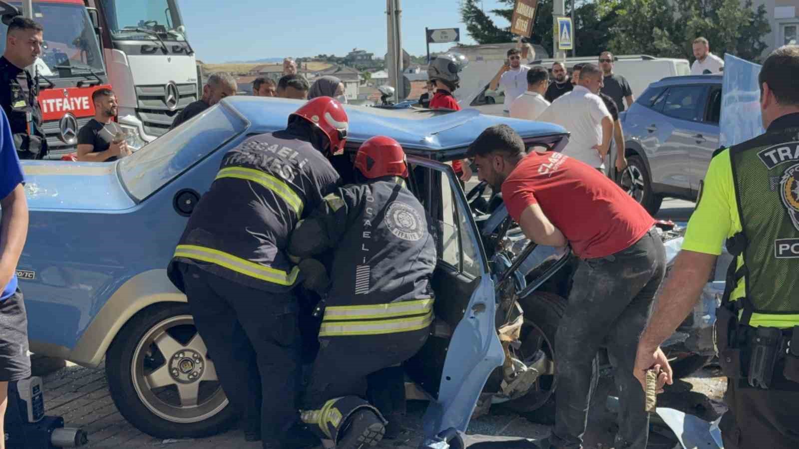 Ardı ardına şerit değiştiren sürücü kaza yaptı: 3 yaralı

