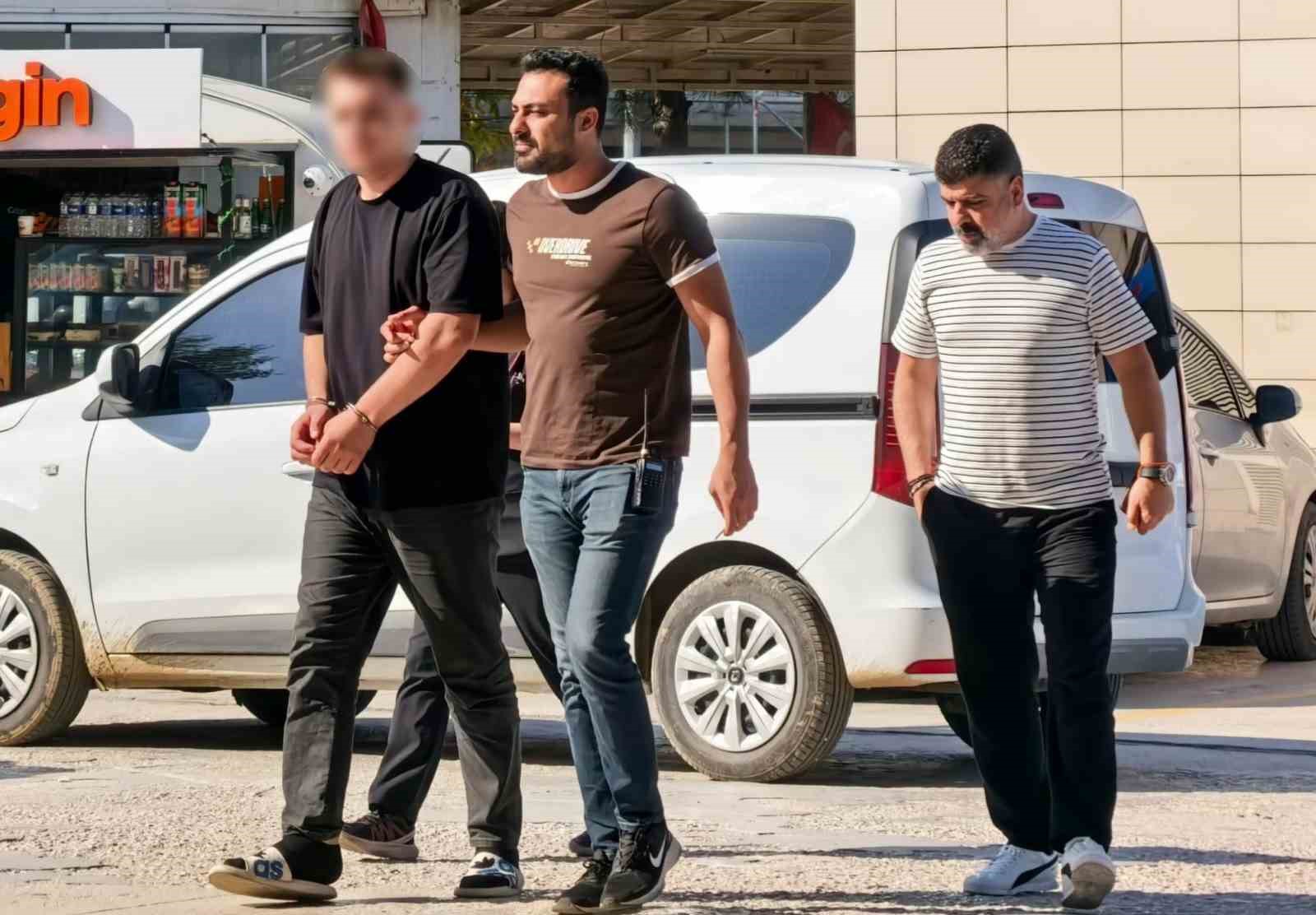 Arkadaşını silahla tehdit edip kendi borcunu ödetti

