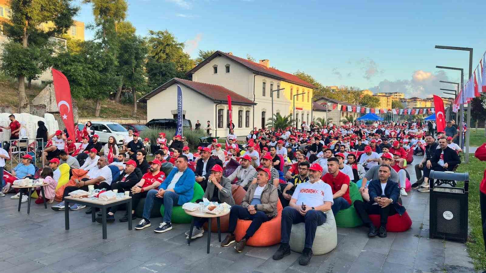 Arnavutköy’de binlerce kişi milli maç heyecanını dev ekranlarda yaşadı
