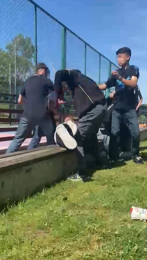 Arnavutköy’de çocuklar arasındaki kavga kamerada: acımasızca saldırdılar
