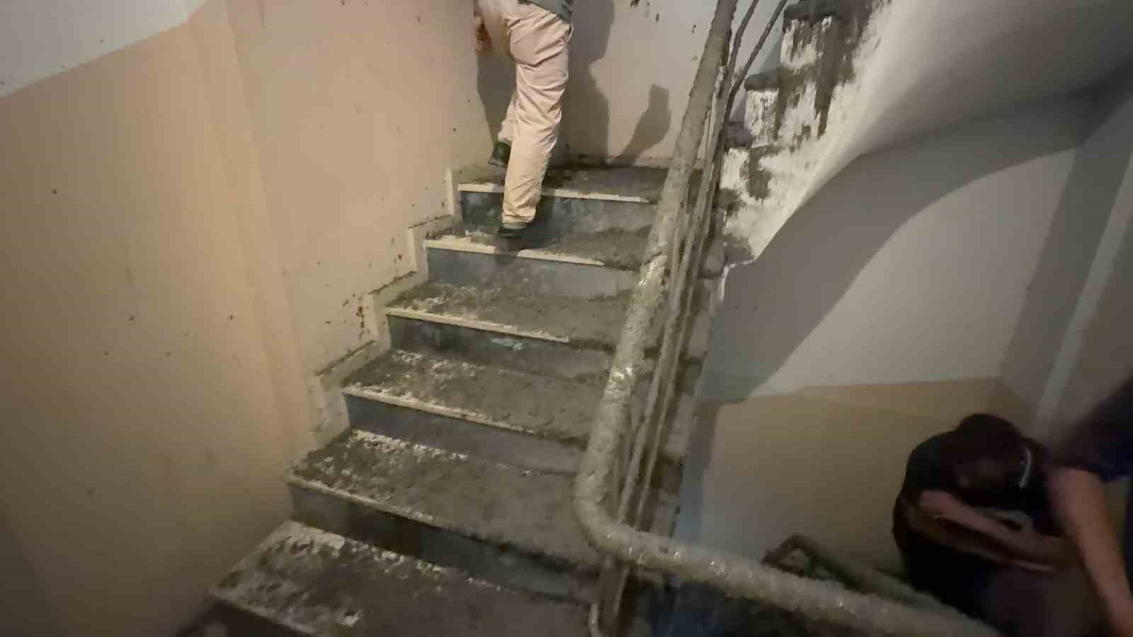 Arnavutköy’de inşaatta beton dökülürken 6 katlı binanın duvarı patladı: Yüzlerce kilo beton bina içerisine doldu
