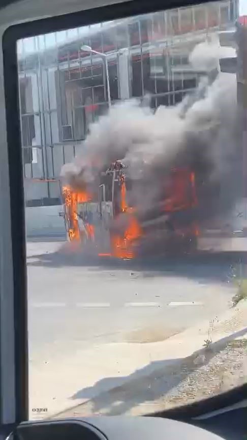 Arnavutköy’de servis minibüsü alev alev yandı
