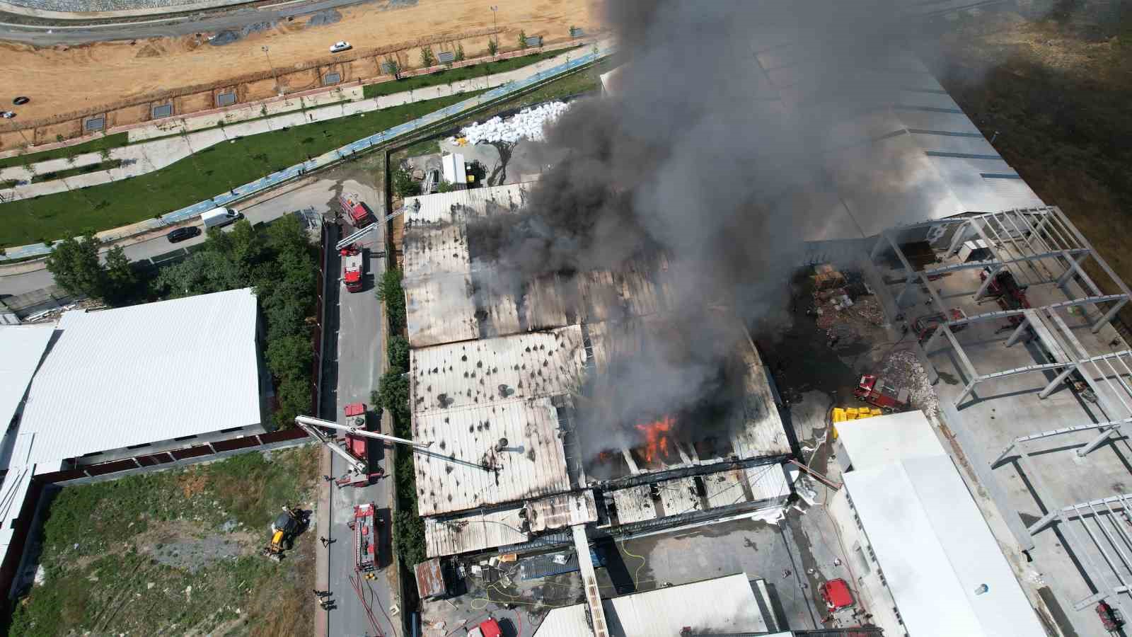 Arnavutköy’de sünger fabrikasında çıkan yangın 3 saatte kontrol altına alındı
