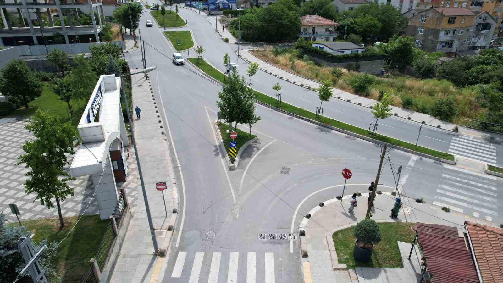 Arnavutköy’de tehlikeli kavşak vatandaşları isyan ettirdi
