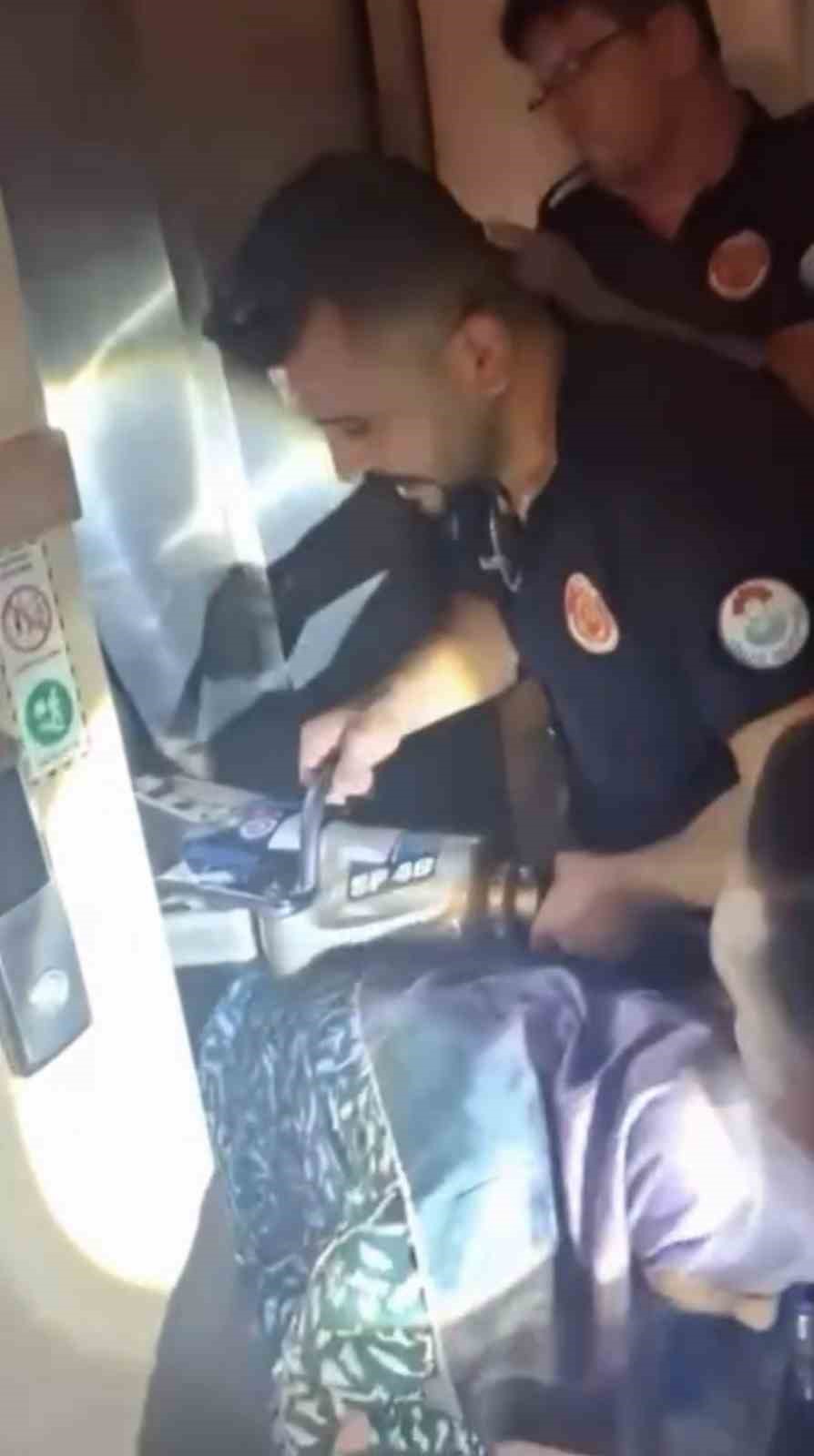 Asansörde mahsur kalan 9 kişi operasyonla kurtarıldı
