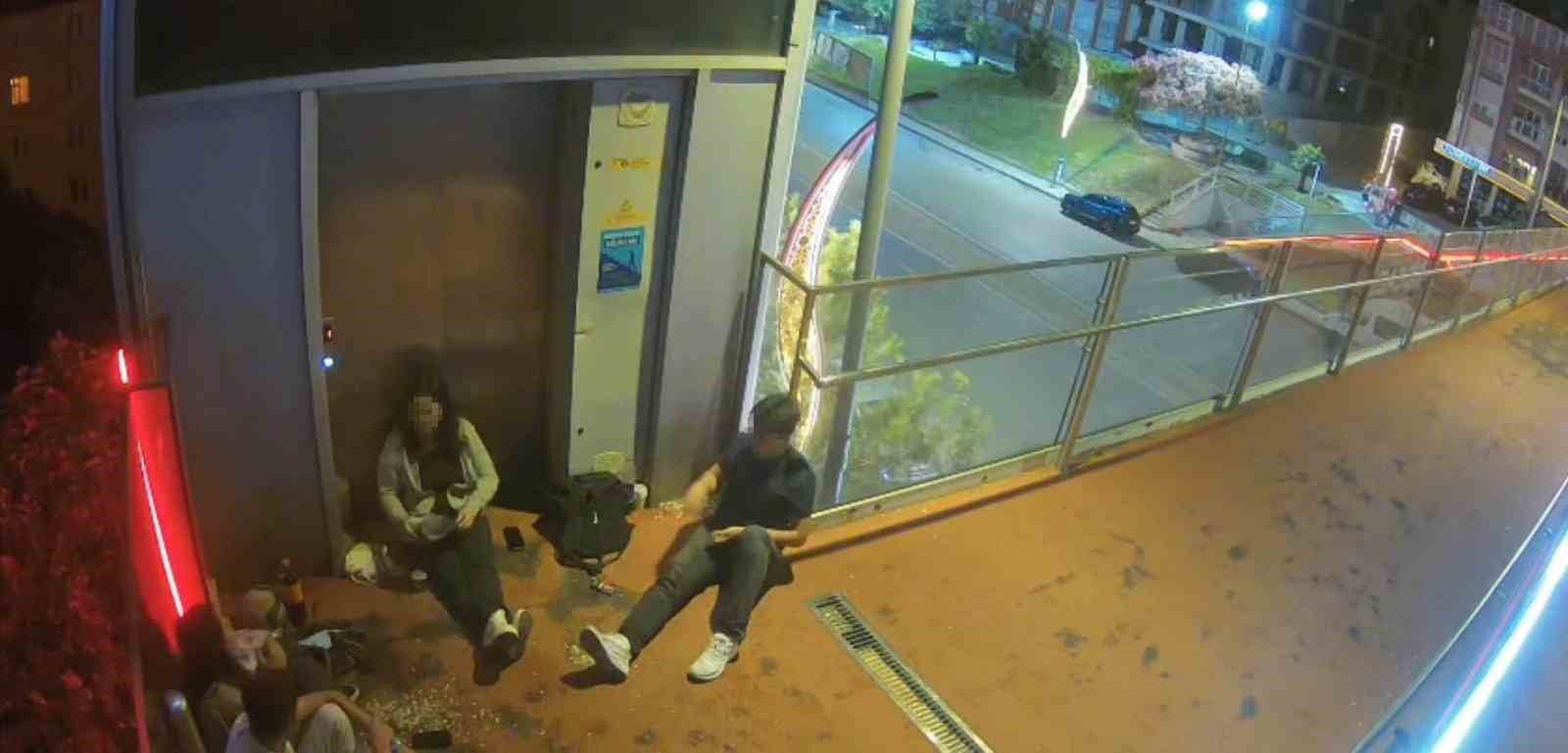 Asansörün önünü kapatıp çekirdek kabuklarını yere attılar
