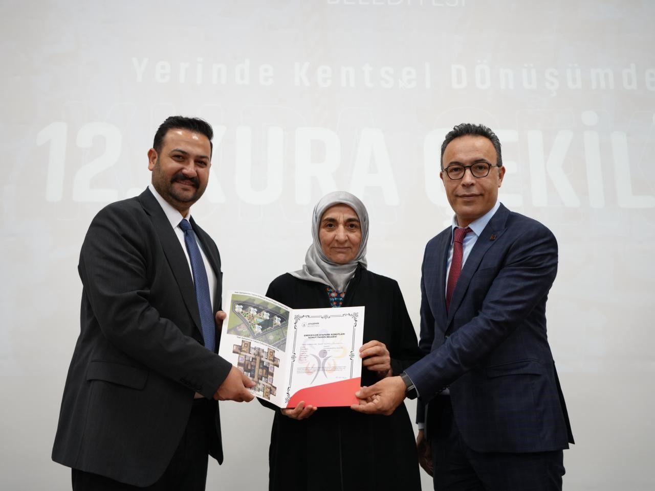 Ataşehir’de 8 aile daha yeni evlerine kavuştu

