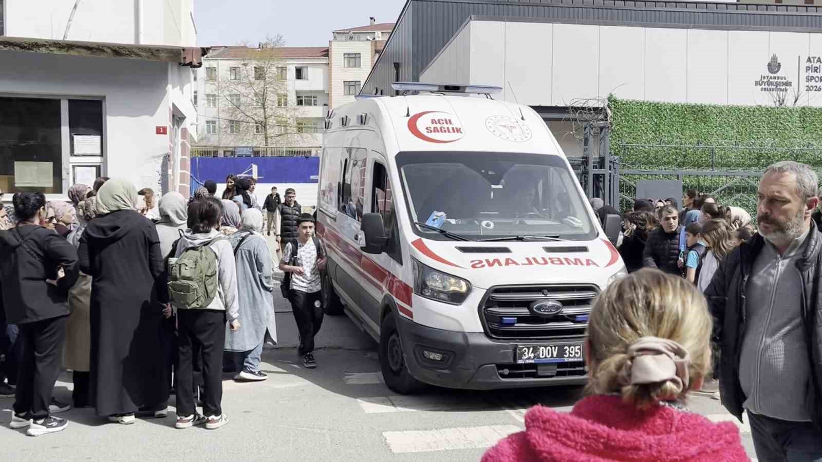 Ataşehir’de ortaokulda zehirlenme iddiası: Çok sayıda öğrenci hastaneye kaldırıldı
