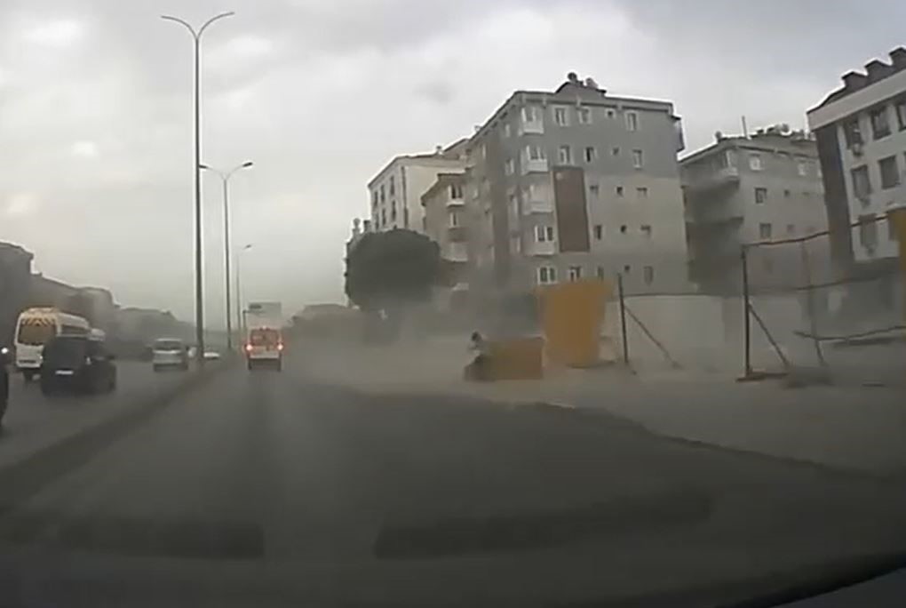 Avcılar E-5 yan yolda inşaat bariyerleri fırtınada böyle uçtu

