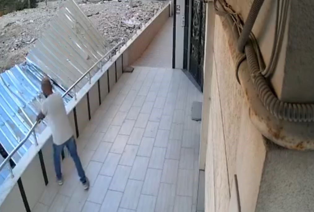Avcılar’da bahçedeki tırabzanlarını söküp çalan hırsızlar kamerada
