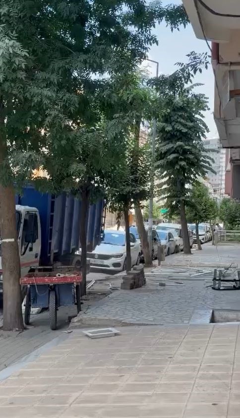 Avcılar’da binanın parçalarını söküp tedbirsiz sokağa attılar
