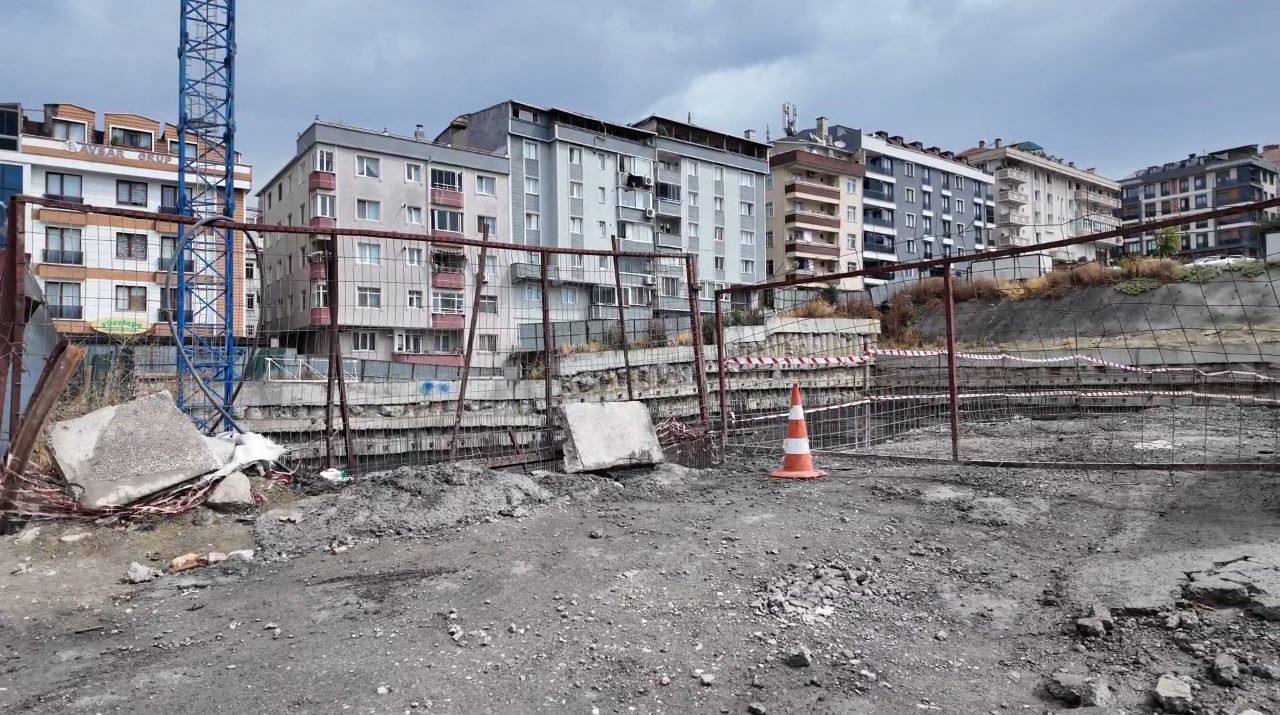 Avcılar’da katlı otopark inşaatında çalışan işçi 15 metreden aşağı düştü
