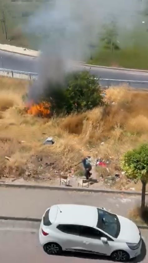Avcılar’da yaşlı bir adam otluk alanı yakıp kaçtı
