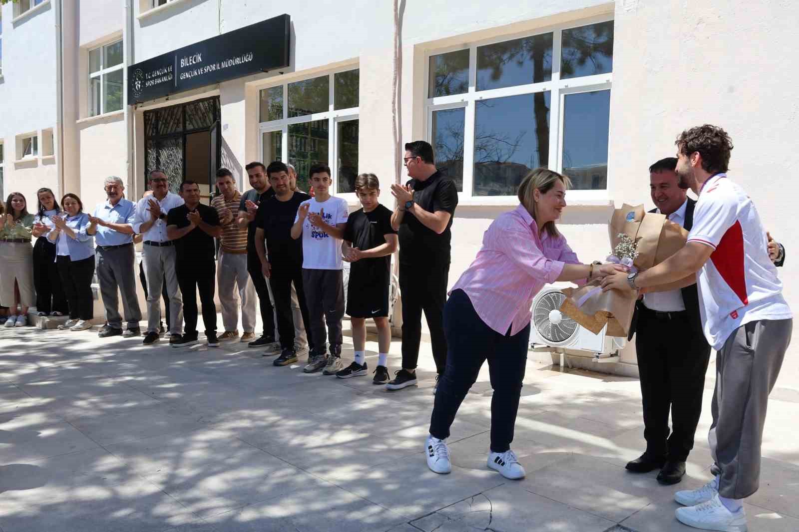Avrupa Şampiyonu Bilecikli güreşçiye coşkulu karşılama
