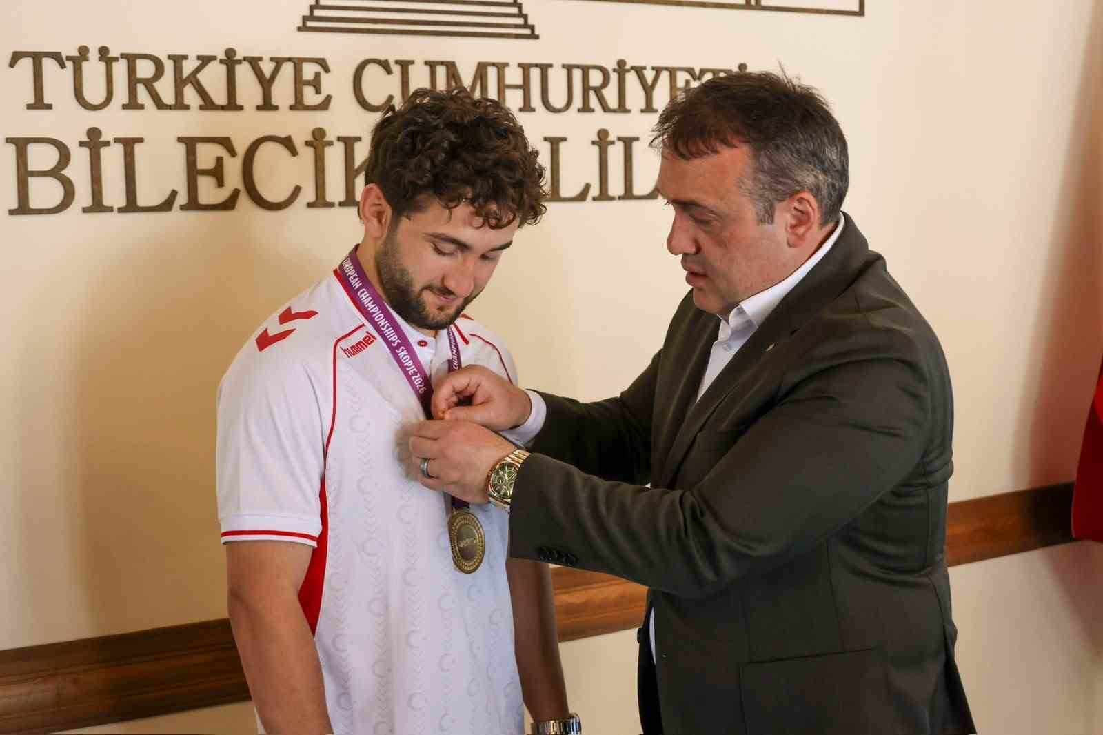 Avrupa şampiyonu güreşçiye Vali Sözer’den tebrik
