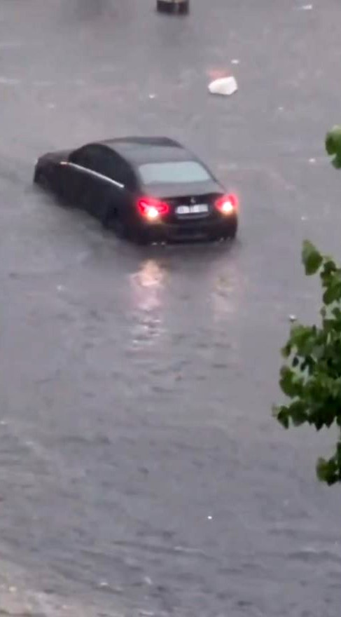 Avrupa yakasında sağanak etkili oldu: Yollar göle döndü, araçlar suda ilerleyemedi

