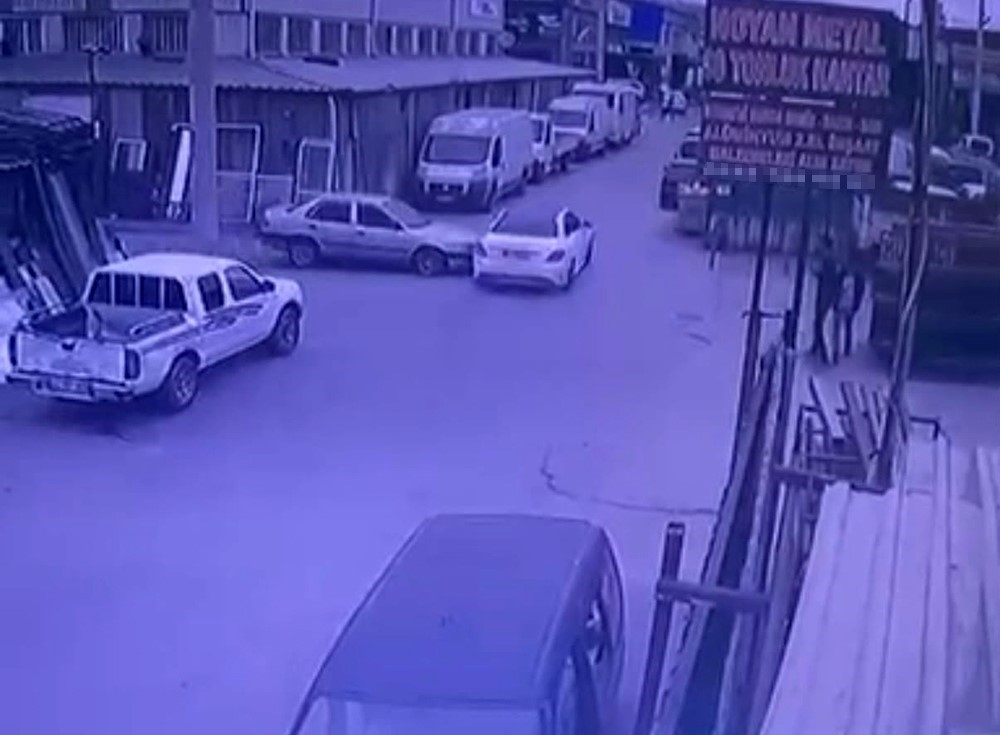 Aynı sokakta peş peşe kazalar kamerada
