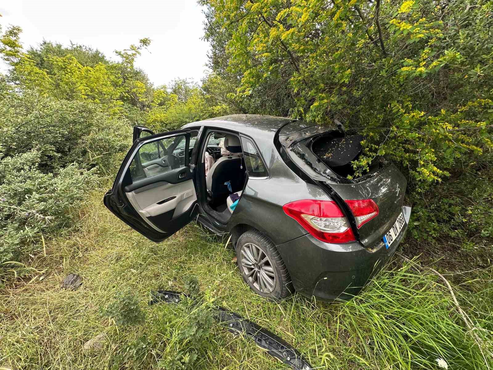 Ayvacık’ta otomobil şarampole yuvarlandı: 2 kişi yaralandı
