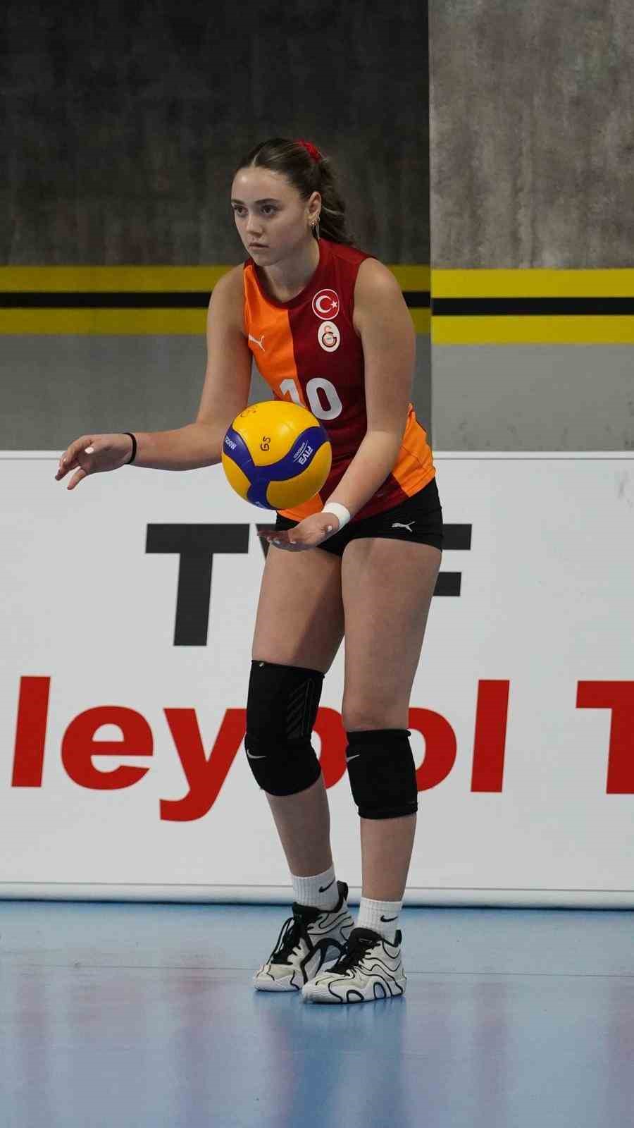 Ayvalıklı genç voleybolcu Minel Yalçın milli takım kampına davet edildi
