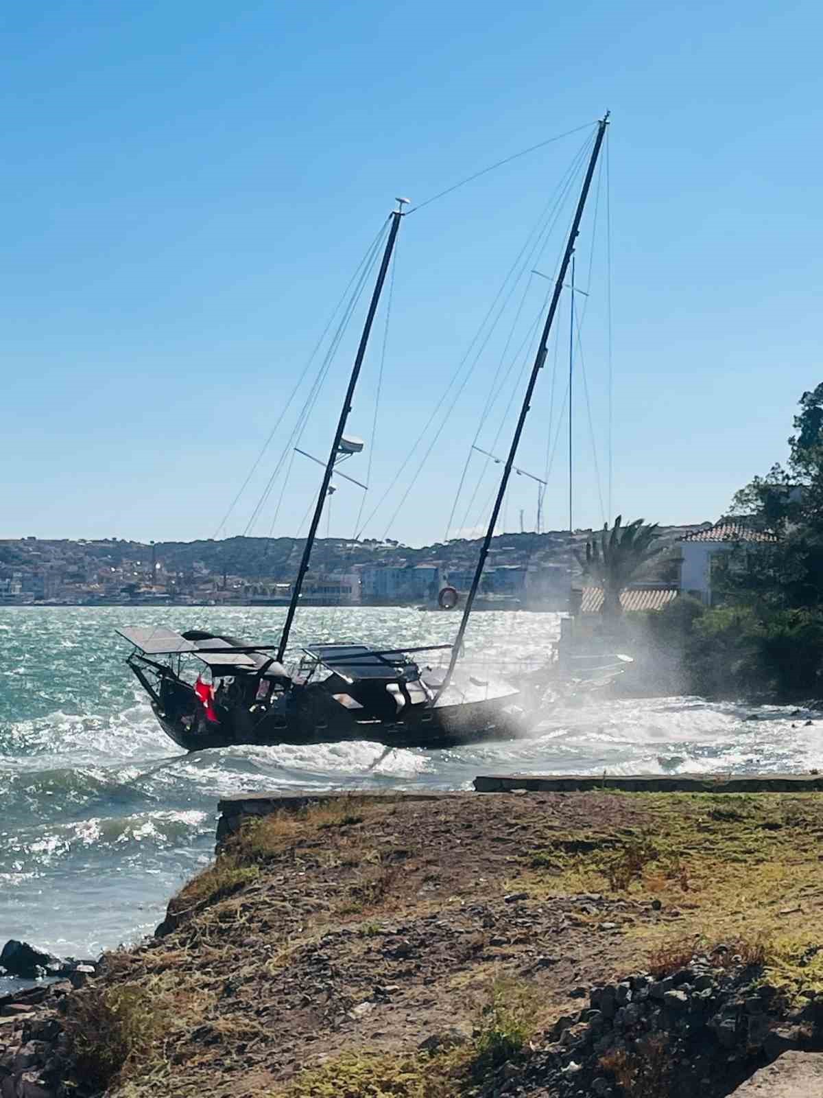 Ayvalık’ta fırtına yelkenli tekneyi kıyıya sürükledi
