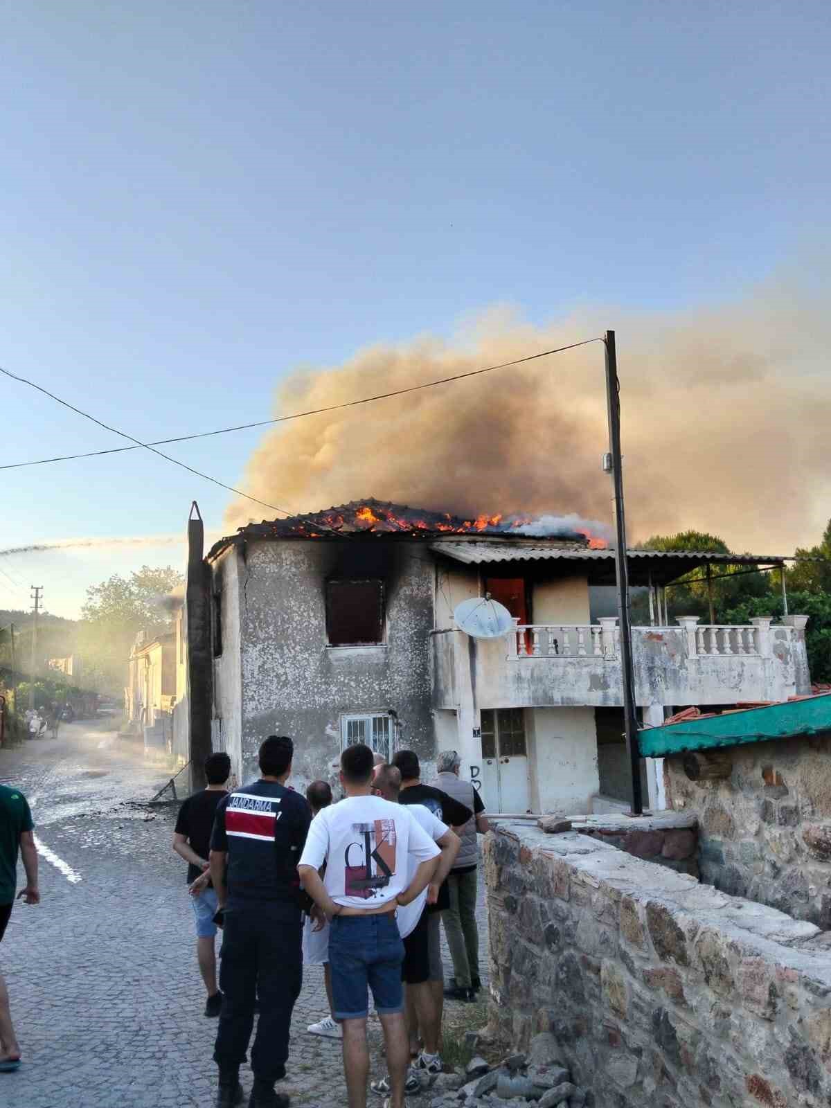 Ayvalık’ta metruk bina yangını
