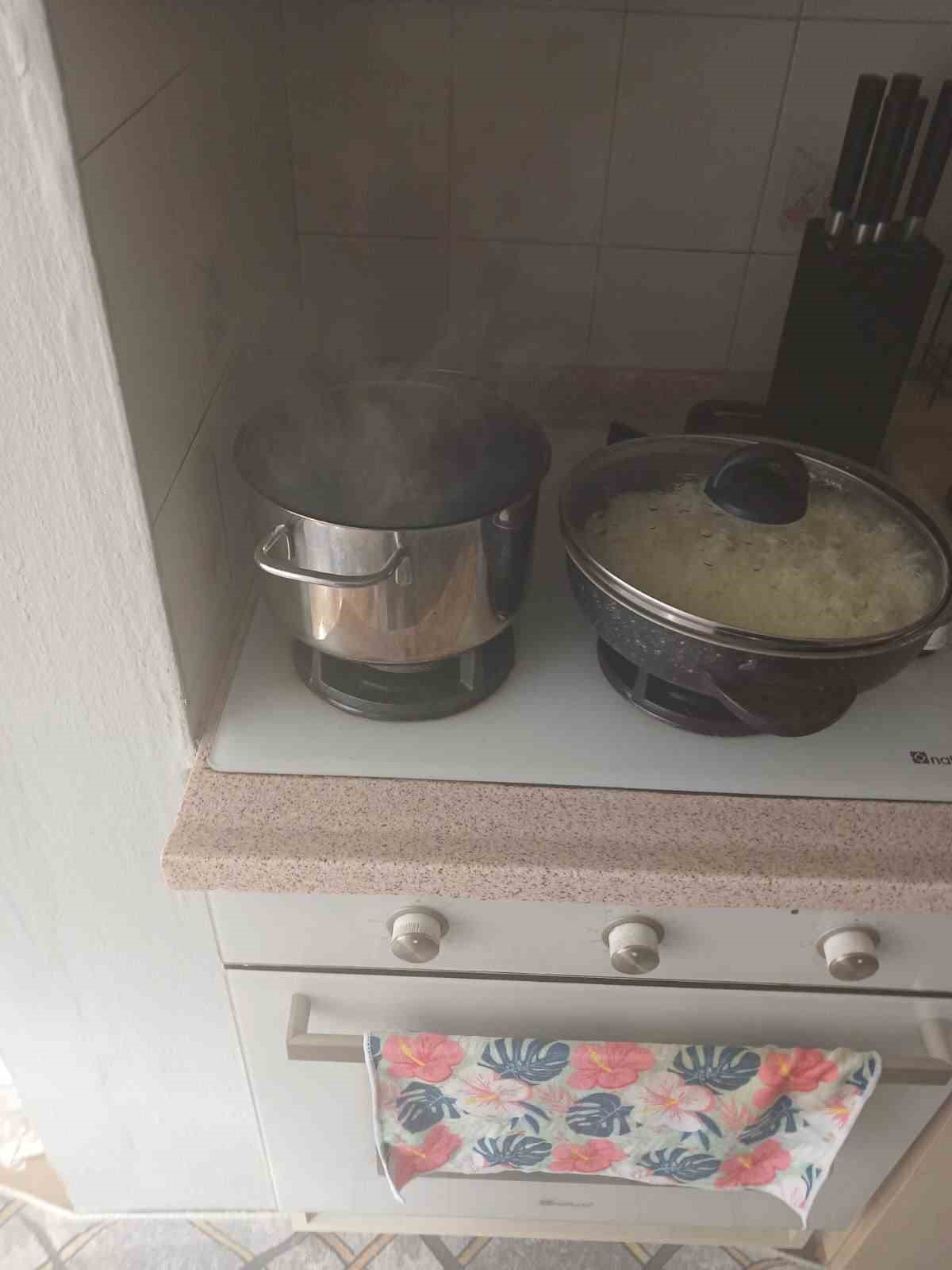 Ayvalık’ta ocakta unutulan yemek paniğe neden oldu
